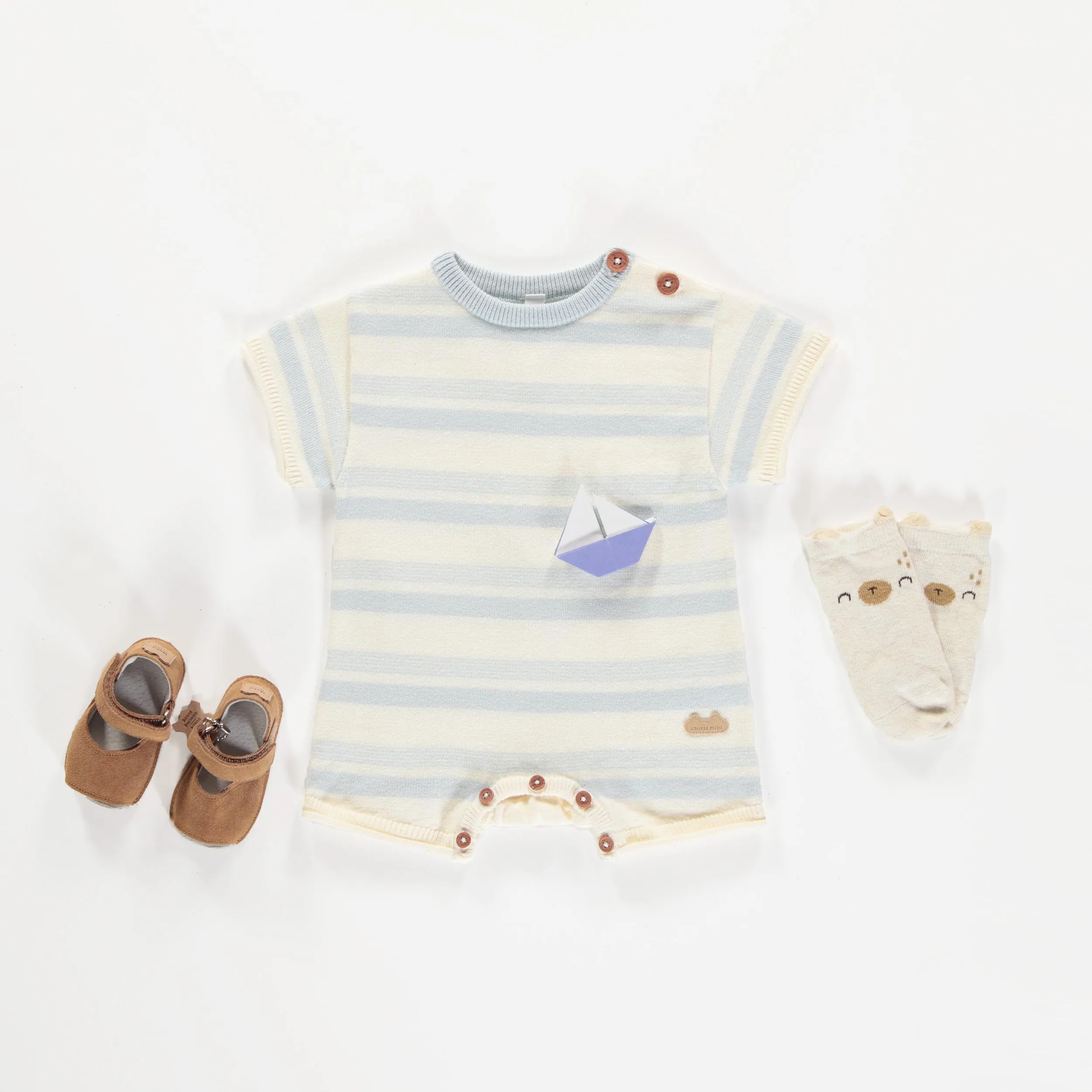 Une pièce de maille manches courtes à rayures bleu pâle et crème, naissance || Knitted one-piece with baby blue and cream stripes, newborn